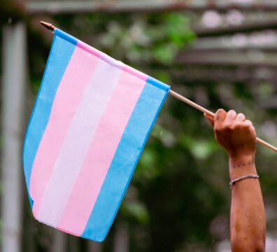 A Cisgeneridade em Questão: Colonialidade, Identidade e Resistência Trans